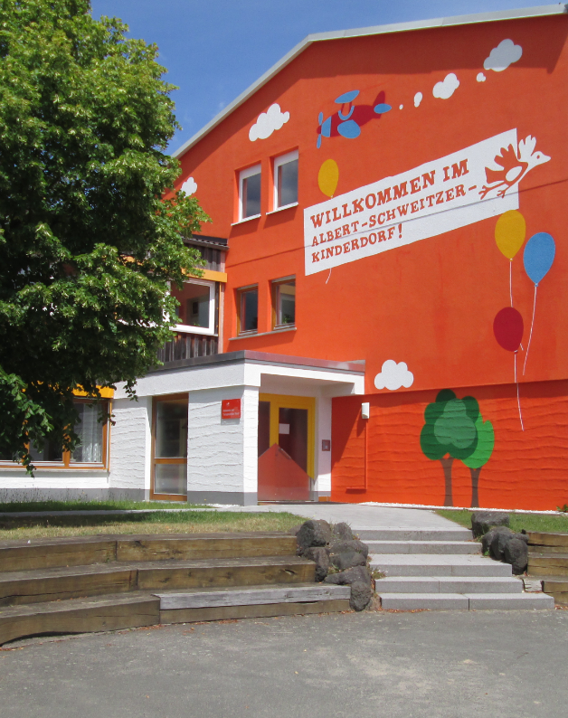Eingang eines Albert-Schweitzer-Kinderdorfs – „Willkommen im Kinderdorf“
