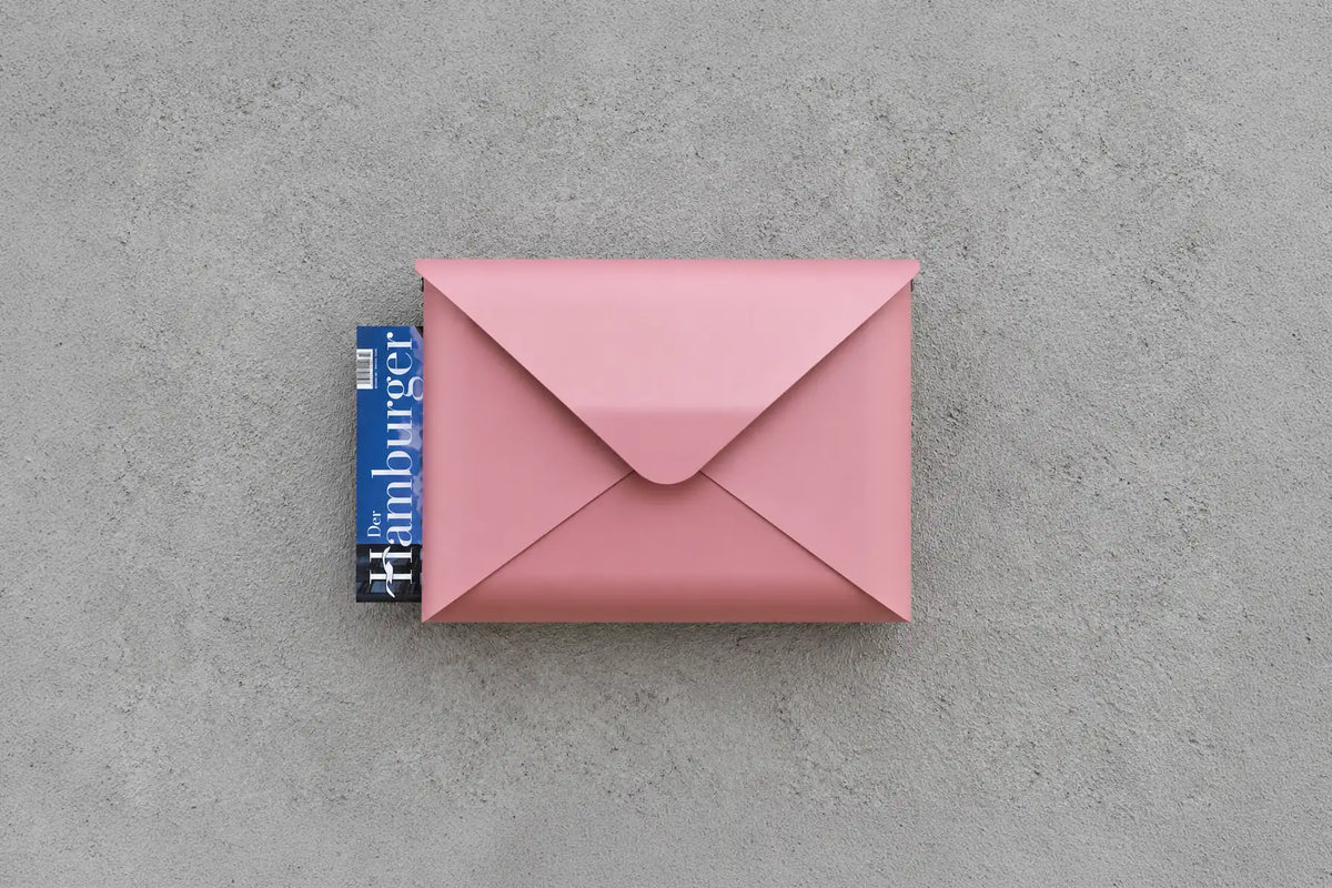 Design-Briefkasten Briefwunder in Bubblegum 2.0, Edelstahl pulverbeschichtet, an Betonwand mit Magazin im Zeitungsfach